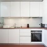 شقة Lovelystay - Casas Brancas - Modern With Balcony & Free Private Parking