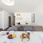 شقة Lovelystay - Casas Brancas - Modern With Balcony & Free Private Parking *