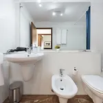 شقة Lovelystay - Casas Brancas - Modern With Balcony & Free Private Parking
