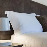 شقة Lovelystay - Casas Brancas - Modern With Balcony & Free Private Parking *