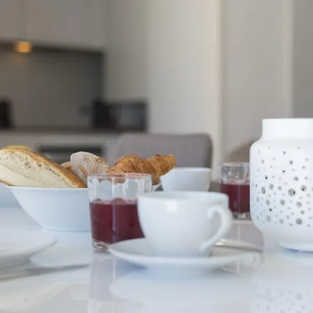 Апартаменты Lovelystay - Casas Brancas - Modern Apartment With Balcony & Free Private Parking