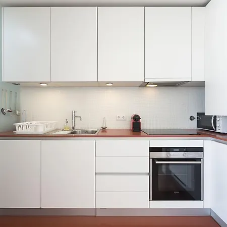 Апартаменты Lovelystay - Casas Brancas - Modern Apartment With Balcony & Free Private Parking