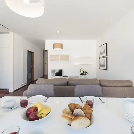 Апартаменты Lovelystay - Casas Brancas - Modern Apartment With Balcony & Free Private Parking *