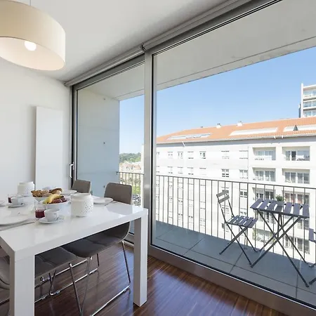 Апартаменты Lovelystay - Casas Brancas - Modern Apartment With Balcony & Free Private Parking