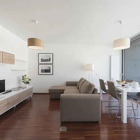 Lovelystay - Casas Brancas - Modern Apartment With Balcony & Free Private Parking Апартаменты