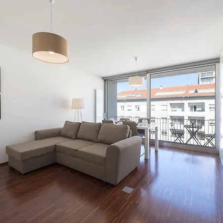 דירה Lovelystay - Casas Brancas - Modern With Balcony & Free Private Parking *