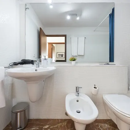 Daire Lovelystay - Casas Brancas - Modern With Balcony & Free Private Parking