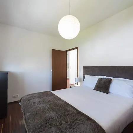 Lovelystay - Casas Brancas - Modern With Balcony & Free Private Parking Apartman *