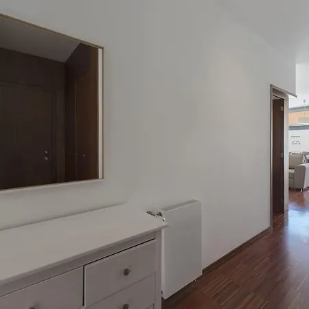 Апартаменты Lovelystay - Casas Brancas - Modern Apartment With Balcony & Free Private Parking