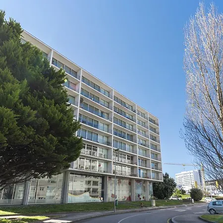 דירה Lovelystay - Casas Brancas - Modern With Balcony & Free Private Parking *