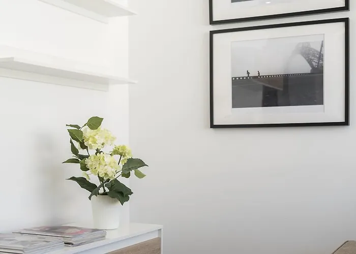 Lovelystay - Casas Brancas - Modern With Balcony & Free Private Parking *