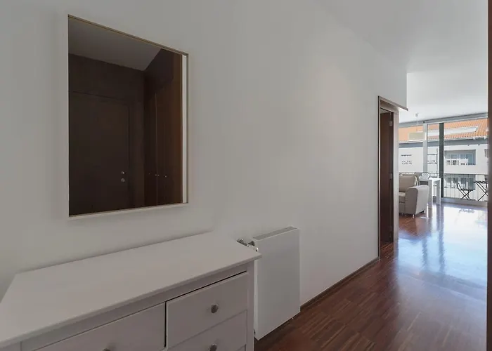 Apartman Lovelystay - Casas Brancas - Modern With Balcony & Free Private Parking