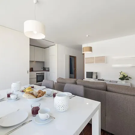 Lovelystay - Casas Brancas - Modern Apartment With Balcony & Free Private Parking Apartment *