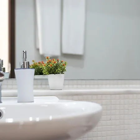 Lovelystay - Casas Brancas - Modern Apartment With Balcony & Free Private Parking