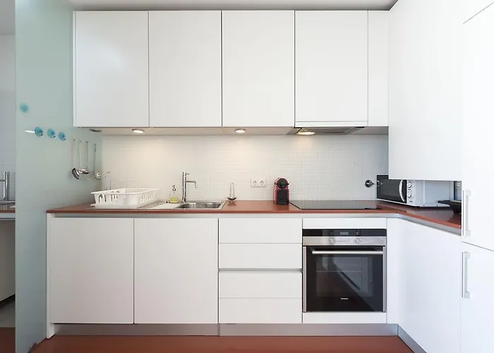 Apartment Lovelystay - Casas Brancas - Modern Apartment With Balcony & Free Private Parking