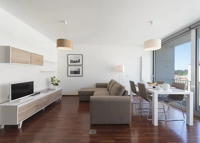 Lovelystay - Casas Brancas - Modern Apartment With Balcony & Free Private Parking Apartment