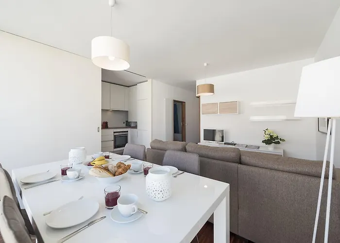 Lovelystay - Casas Brancas - Modern With Balcony & Free Private Parking Appartement *