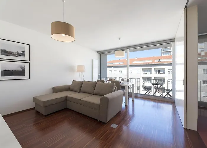 Appartement Lovelystay - Casas Brancas - Modern With Balcony & Free Private Parking *