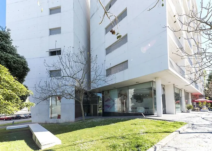 Lovelystay - Casas Brancas - Modern With Balcony & Free Private Parking *